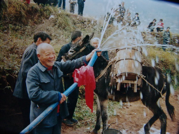 2001꣬ȨնϾˮ.jpg
