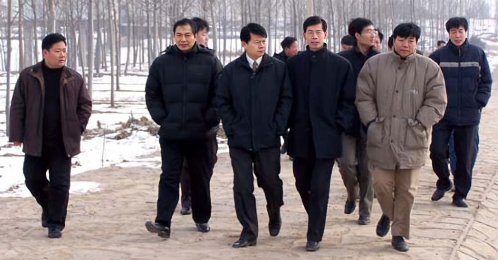 23  2004年12月，时任海委主任邓坚检查引黄穿卫枢纽冰期输水工作.jpg