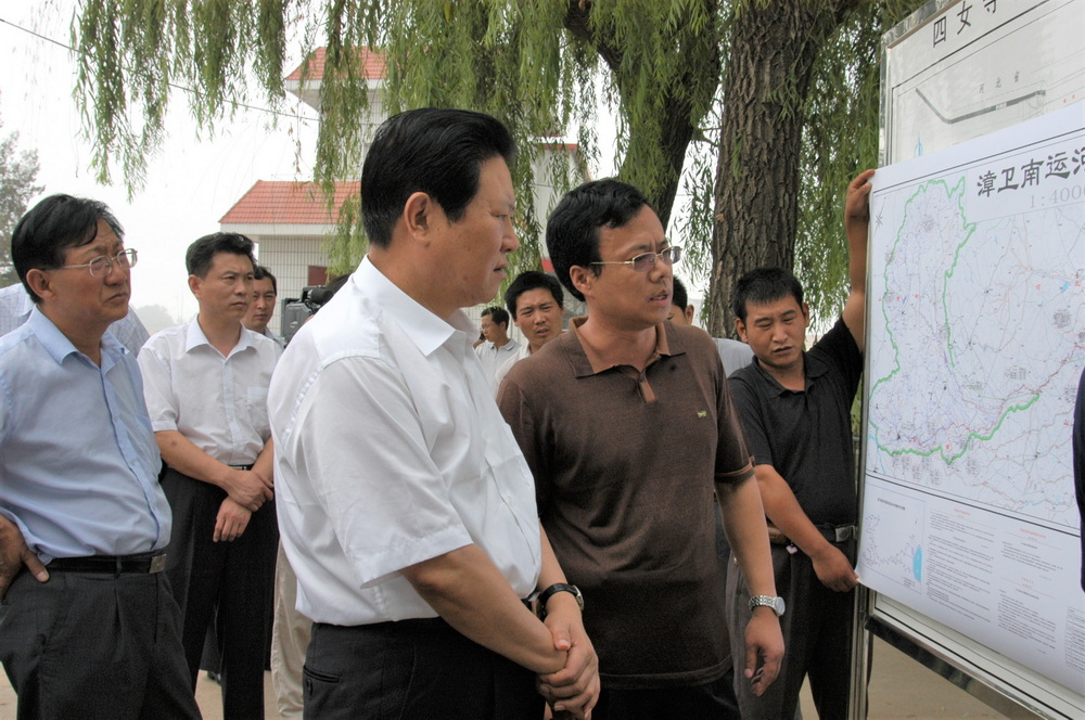 18  2006年7月，时任山东省副省长林廷生检查漳卫河防汛工作.jpg