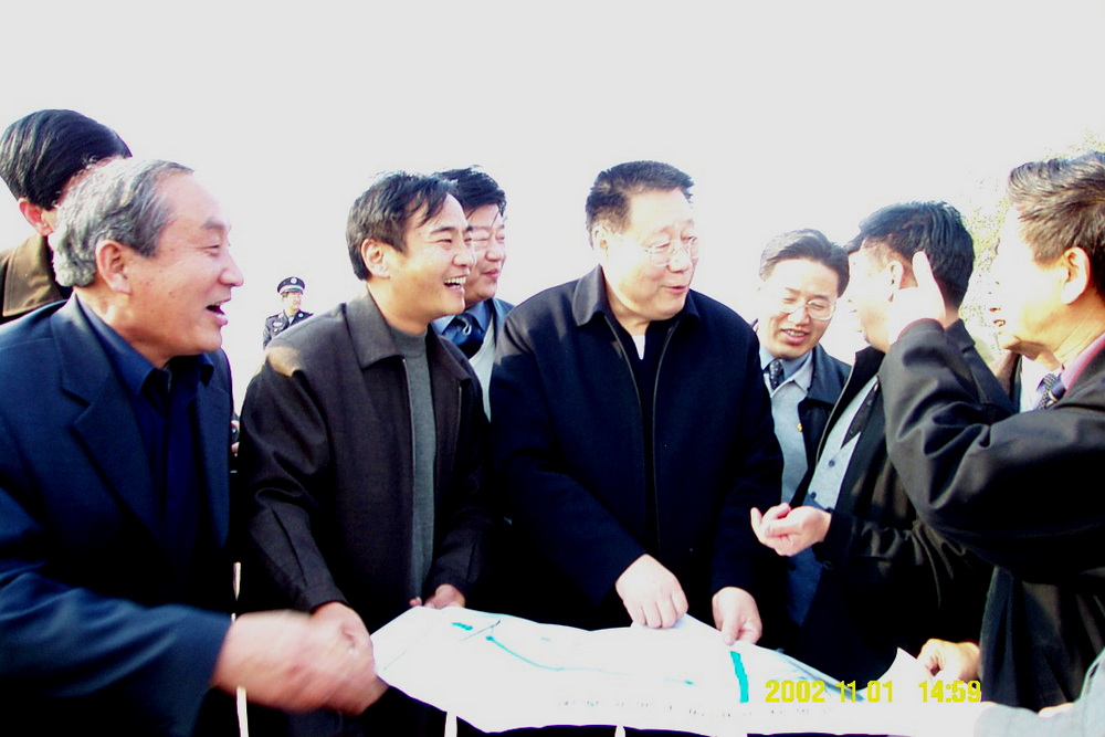 8   2002年11月，时任水利部副部长张基尧视察引黄穿卫枢纽工程.jpg