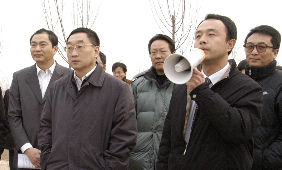 5   2008年1月，时任水利部部长陈雷视察漳卫南运河堤防.jpg